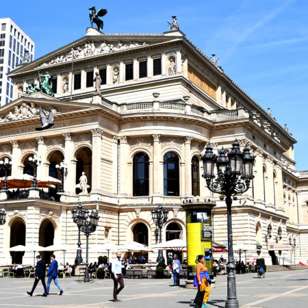 Frontalansicht der Alten Oper in Frankfurt