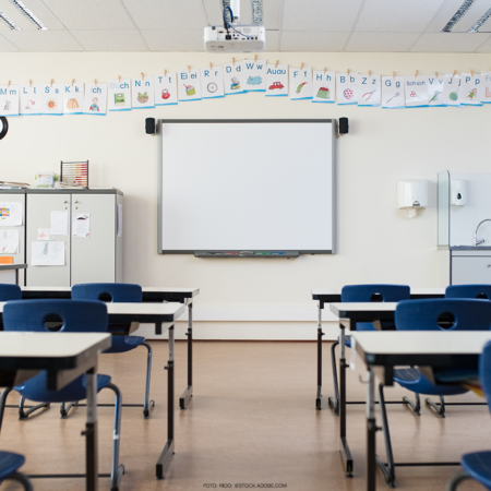 Klassenraum mit Whiteboard und moderner, freundlicher Ausstattung