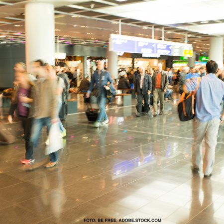 Viele Passagiere in Eile am Frankfurter Flughafen